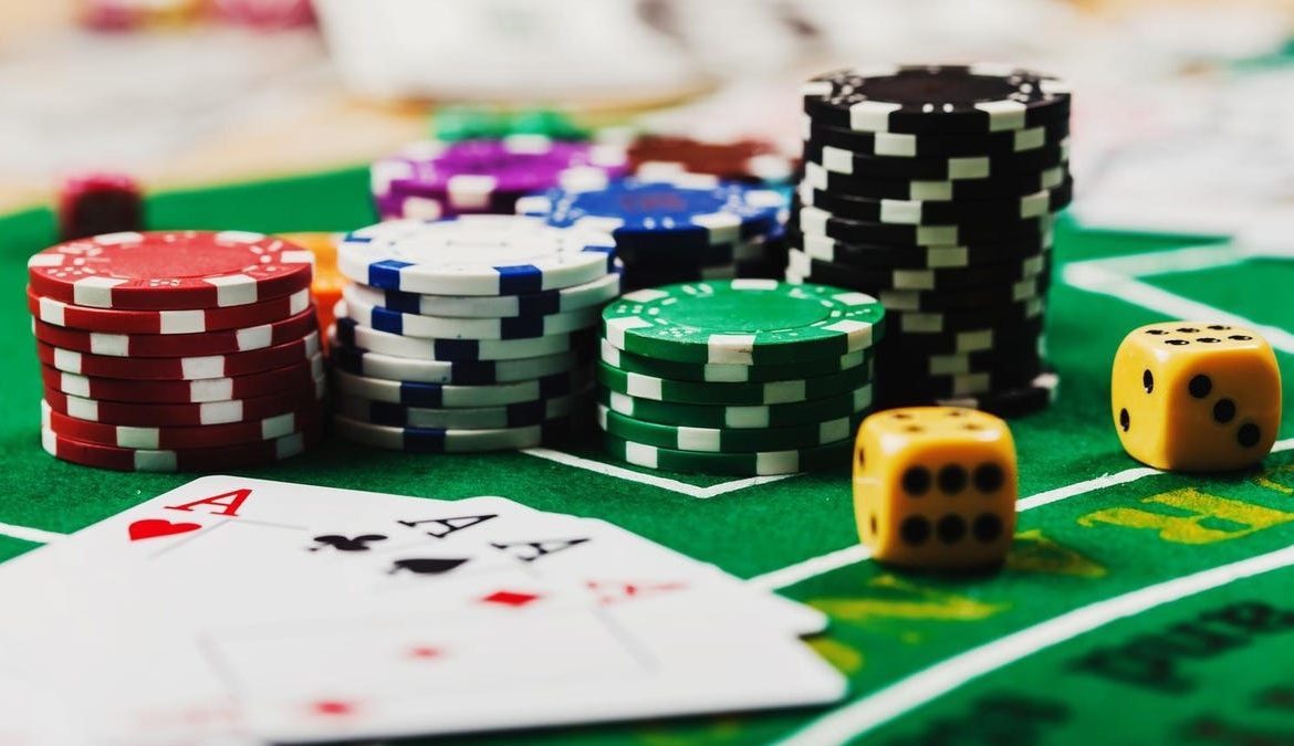 Lebih Seru Slot Online Atau Casino Online? Mana Yang Lebih Menguntungkan?